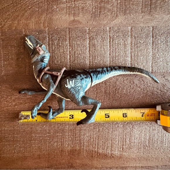Jurassic World Bashers & Biters Velociraptor "Blue" action figure - Picture 5 of 6